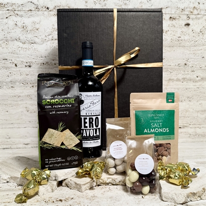 Presentkorg med italienska delikatesser, vin och choklad