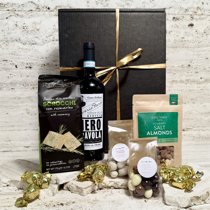 Presentkorg med italienska delikatesser, vin och choklad