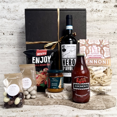 Presentkorg med Pasta kit, italienskt rödvin och delikatesser