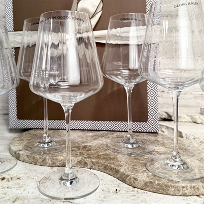 Lyxkorg med Georg Jensen vitvinsglas, Vitvin och delikatesser
