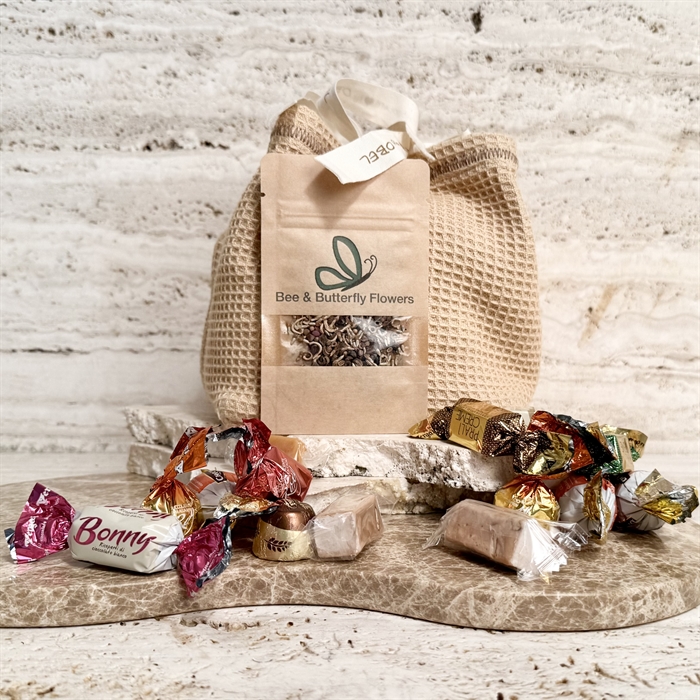Meningsfull gåva - Bomullspåse med blomsteräng och Luksus Chokoladeblanding 900 gram