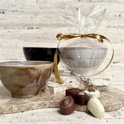Bloomingville mixed Stengods Skål med 20 Belgiska Gourmet Dessertchoklad