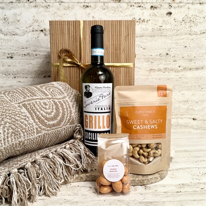 Bloomingville Plaid i bambuslåda med Vitt vin och Snacks