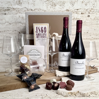 Lyxkorg med Georg Jensen rödvinsglas, 2 flaskor Barolo 2017 och delikatesser