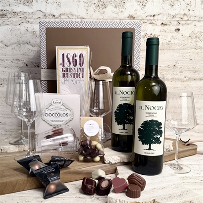 Lyxkorg med Georg Jensen vitvinsglas, Lyxigt vitt vin och delikatesser