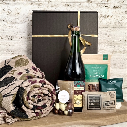 Julklapp med Bloomingville pläd med Cider och läckerheter