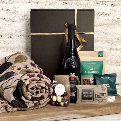 Julklapp - Bloomingville pläd med rödvin och läckerheter