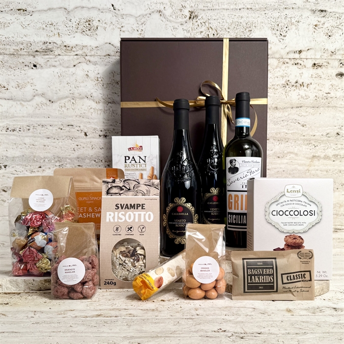 Presentkorg stor med delikatesser, vin och söta frestelser – en gåva som gläder