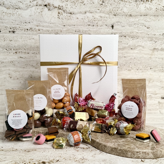 Vit ask med julgodis, choklad & mandlar