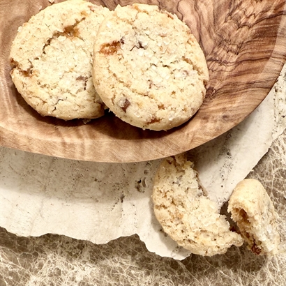 Öl företagsjulklapp med öl, lakrits och choklad i rustikt bambuskrin