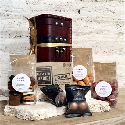 Skattkista med brända mandlar, lakritskonfekt & Lakrids by Bülow
