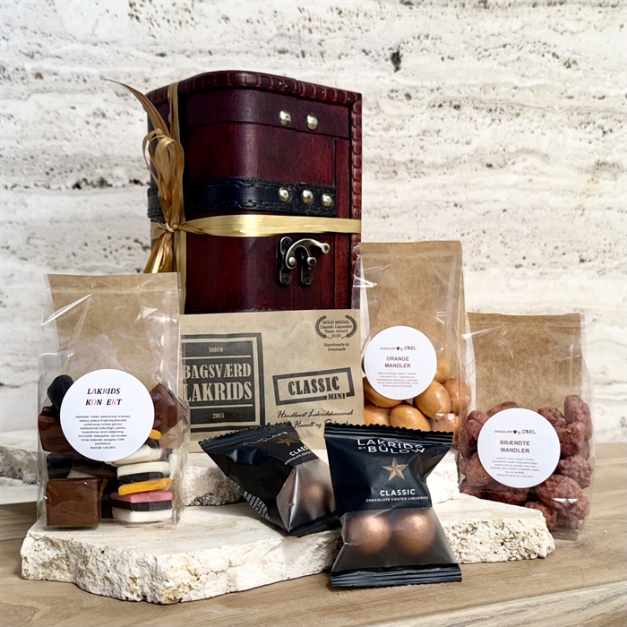 Skattkista med brända mandlar, lakritskonfekt & Lakrids by Bülow