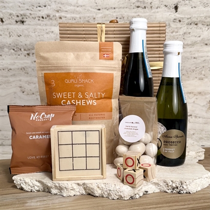 Mysig företagsgåva med spel, prosecco, chokladmandlar och snacks.