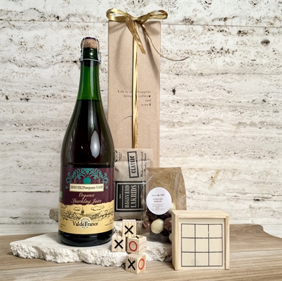 Alkoholfri företagsjulklapp med spel, cider, lakrits och chokladmandlar