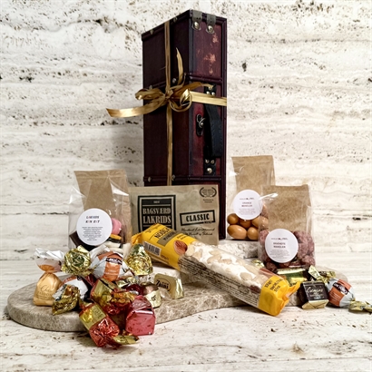 Knas & Godis i träkoffert med lakrits, nougat & lyxchoklad