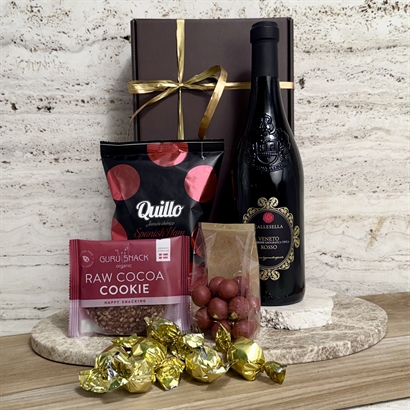 Företagsgåvolåda med italienskt rödvin, snacks och choklad