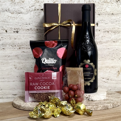 Företagsgåvolåda med italienskt rödvin, snacks och choklad