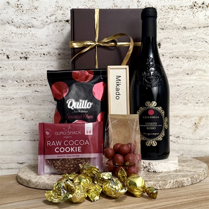Företagsgåva med spel, italienskt rödvin, snacks och choklad