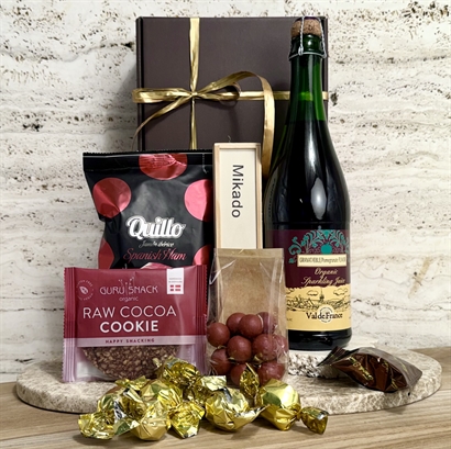 Alkoholfri företagsgåva med spel, fransk cider, snacks och choklad