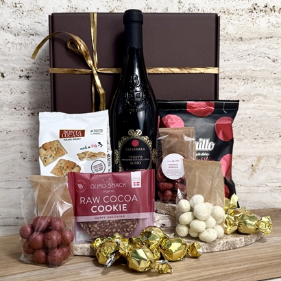 Företagsgåva med italienskt rödvin, brända mandlar, snacks och choklad