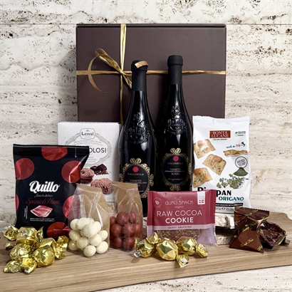 Företagsgåva med 2 flaskor italienskt rödvin, brända mandlar, snacks och choklad
