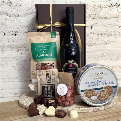 Dansk företagsgåvokorg med vin, delikatesser, lakrits och choklad
