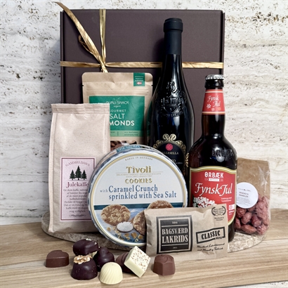 Jättestor skattkista med allt vad hjärtat begär. Delikatesser vin, portvin, delikatesser, lakrits och choklad