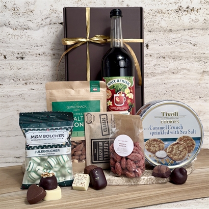 Jättestor skattkista med allt vad hjärtat begär. Delikatesser vin, portvin, delikatesser, lakrits och choklad