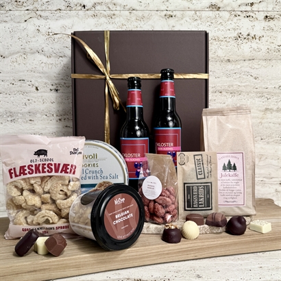 Jättestor skattkista med allt vad hjärtat begär. Delikatesser vin, portvin, delikatesser, lakrits och choklad