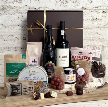 Dansk företagsgåvokorg med vin, portvin, delikatesser, lakrits och choklad