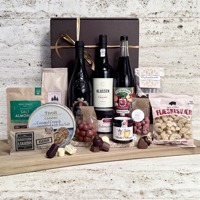 Dansk företagsgåvokorg med vin, portvin, glögg, delikatesser, lakrits och choklad
