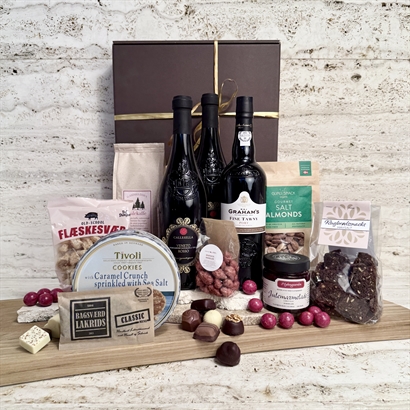 Dansk företagsgåvokorg med vin, portvin, glögg, delikatesser, lakrits och choklad