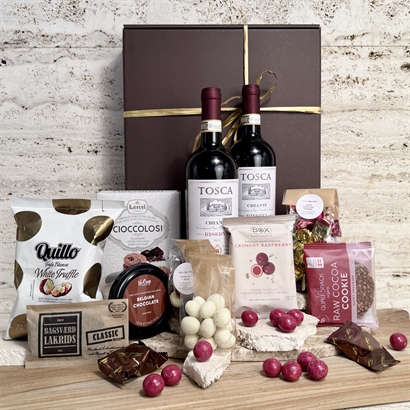 Företagsgåva med 2 flaskor italienskt rödvin, brända mandlar, snacks och choklad
