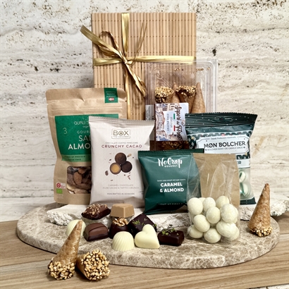 Företagsjulklapp i bambulåda – dansk choklad och italienska specialiteter