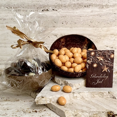 Kokosnötsskål med 400 gram Italienska orange chokladmandlar.
