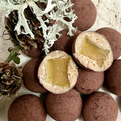 Företagsjulklapp i bambulåda – dansk choklad och italienska specialiteter