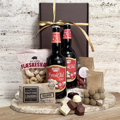Öl företagsjulklapp med öl, lakrits och choklad i brun presentlåda