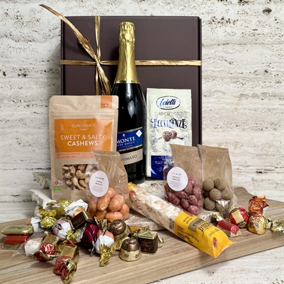 Presentkorg med Spumante, läcker Choklad och snacks.