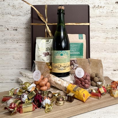 Alkoholfri Gåvokorg med läcker Choklad och snacks.