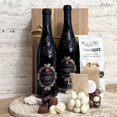 Rödvin och chokladgåva med 2 flaskor fylligt italienskt rödvin, läcker Choklad och snacks.