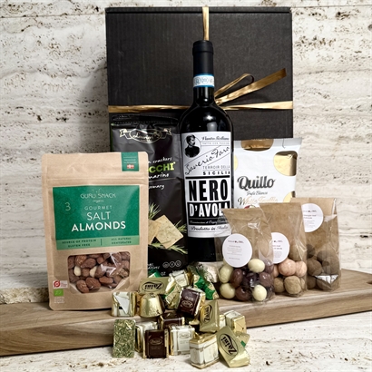 Vin och chokladgåva med 1 flaska rödvin, läcker Choklad och snacks.