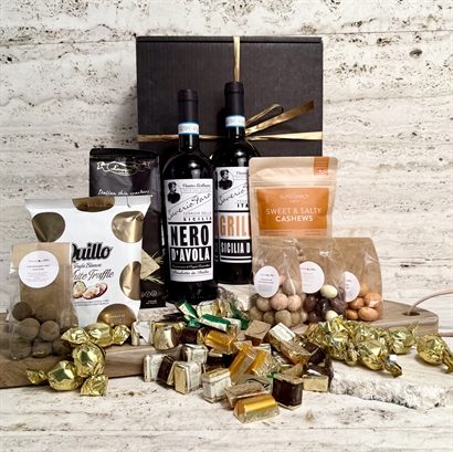 Vin och chokladgåva med 2 flaskor vin, massor av läcker Choklad och snacks.