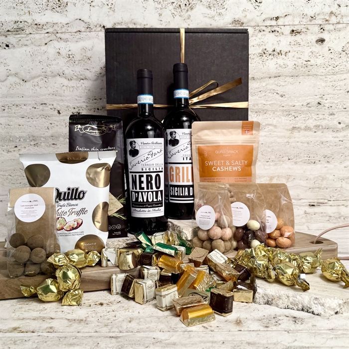 Vin och chokladgåva med 2 flaskor vin, massor av läcker Choklad och snacks.