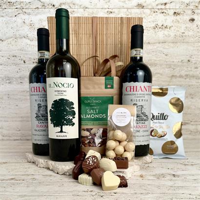 Lyxkorg med 3 flaskor härligt italienskt vin, läcker Choklad och snacks.