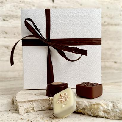 Dansk och Belgisk Lyx Dessertchoklad - 9 st. i Vit Läderlook Ask