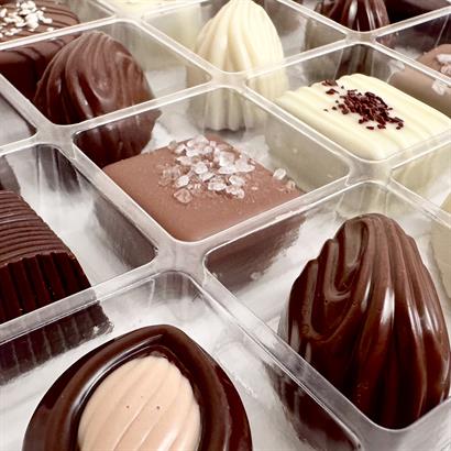 Lyxig dessertchoklad 25 st. och 400 g chokladblandning i präglad vit ask