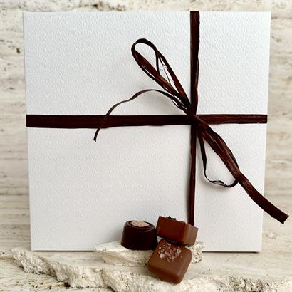 Dansk och Belgisk Lyx Dessertchoklad - 18 st. i Vit Läderlook Ask