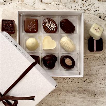 Dansk och Belgisk Lyx Dessertchoklad - 9 st. i Vit Läderlook Ask