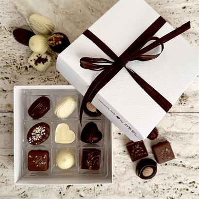 Dansk och Belgisk Lyx Dessertchoklad - 18 st. i Vit Läderlook Ask
