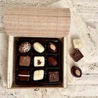 9 Belgiska Gourmet Dessertchoklad i Naturfärgad Bambusask